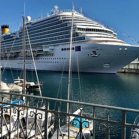 アパート La Casa Del Viaggiatore サヴォーナ